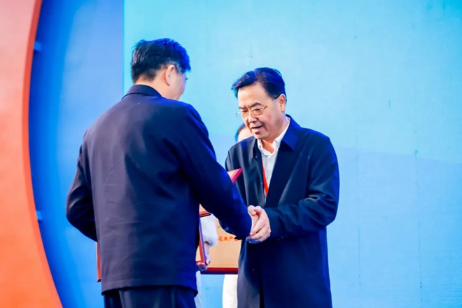 中国花卉协会副会长赵良平为集团党委书记、董事长罗跃颁奖.jpg