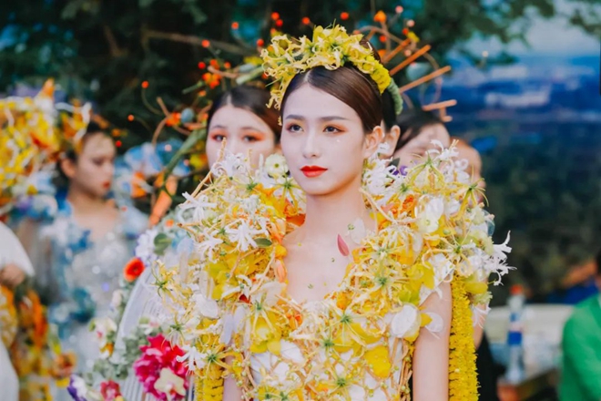 精彩的人体花艺秀.jpg